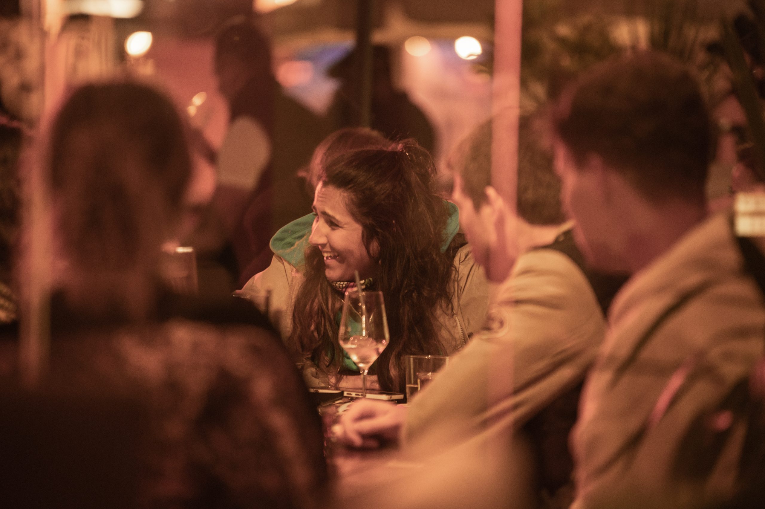 Vino + Lanzarote acogedor bar para tapeo y vermú con terraza iluminada y una tienda con venta de vinos, embutidos y quesos.